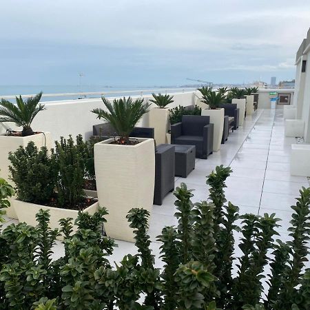 Hotel Byron Римини Экстерьер фото