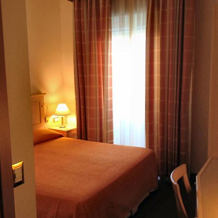 Hotel Byron Римини Номер фото