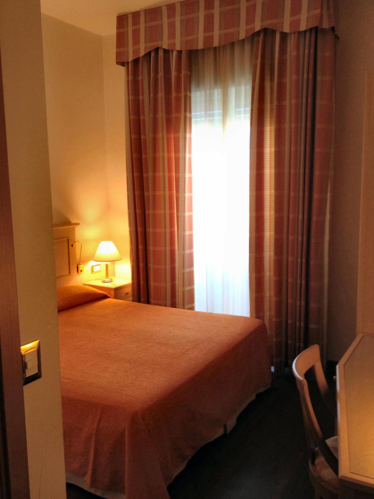Hotel Byron Римини Номер фото