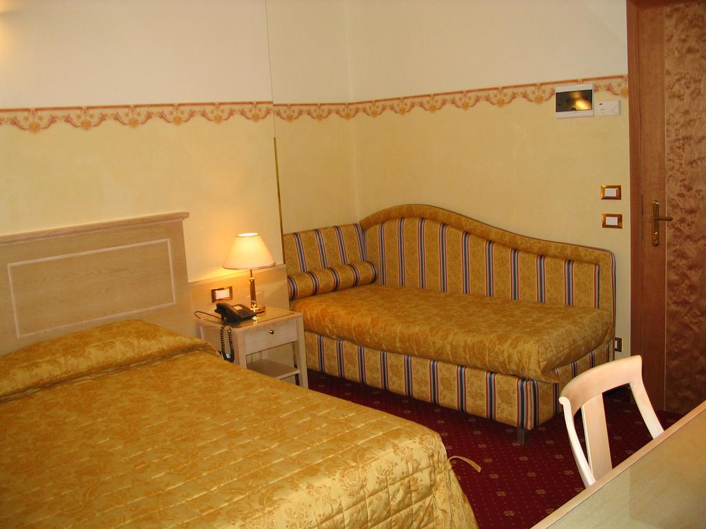 Hotel Byron Римини Экстерьер фото