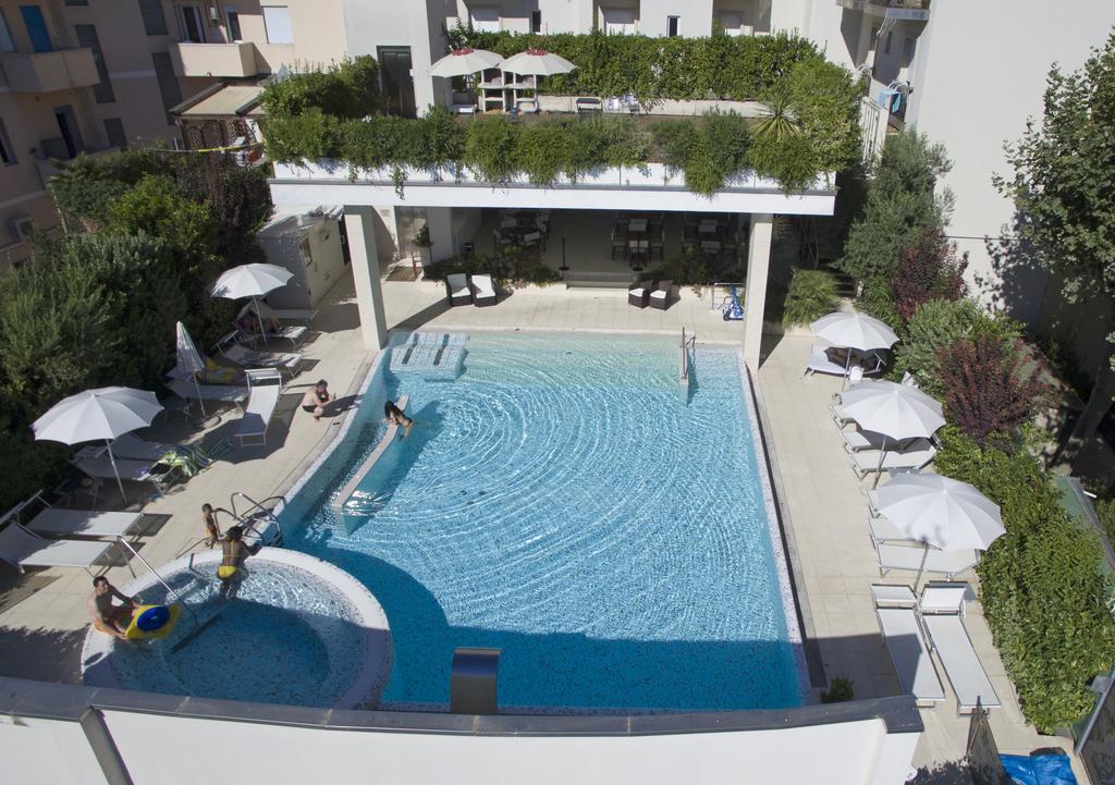 Hotel Byron Римини Экстерьер фото