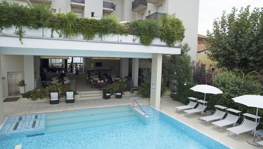 Hotel Byron Римини Экстерьер фото