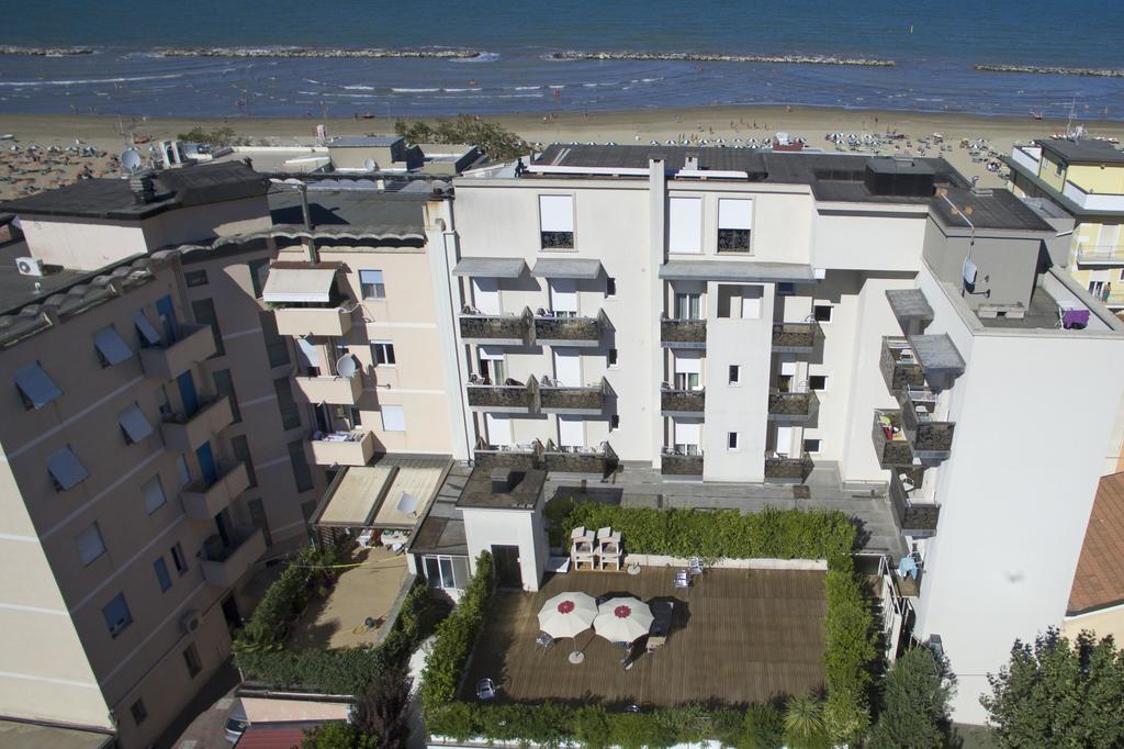 Hotel Byron Римини Экстерьер фото