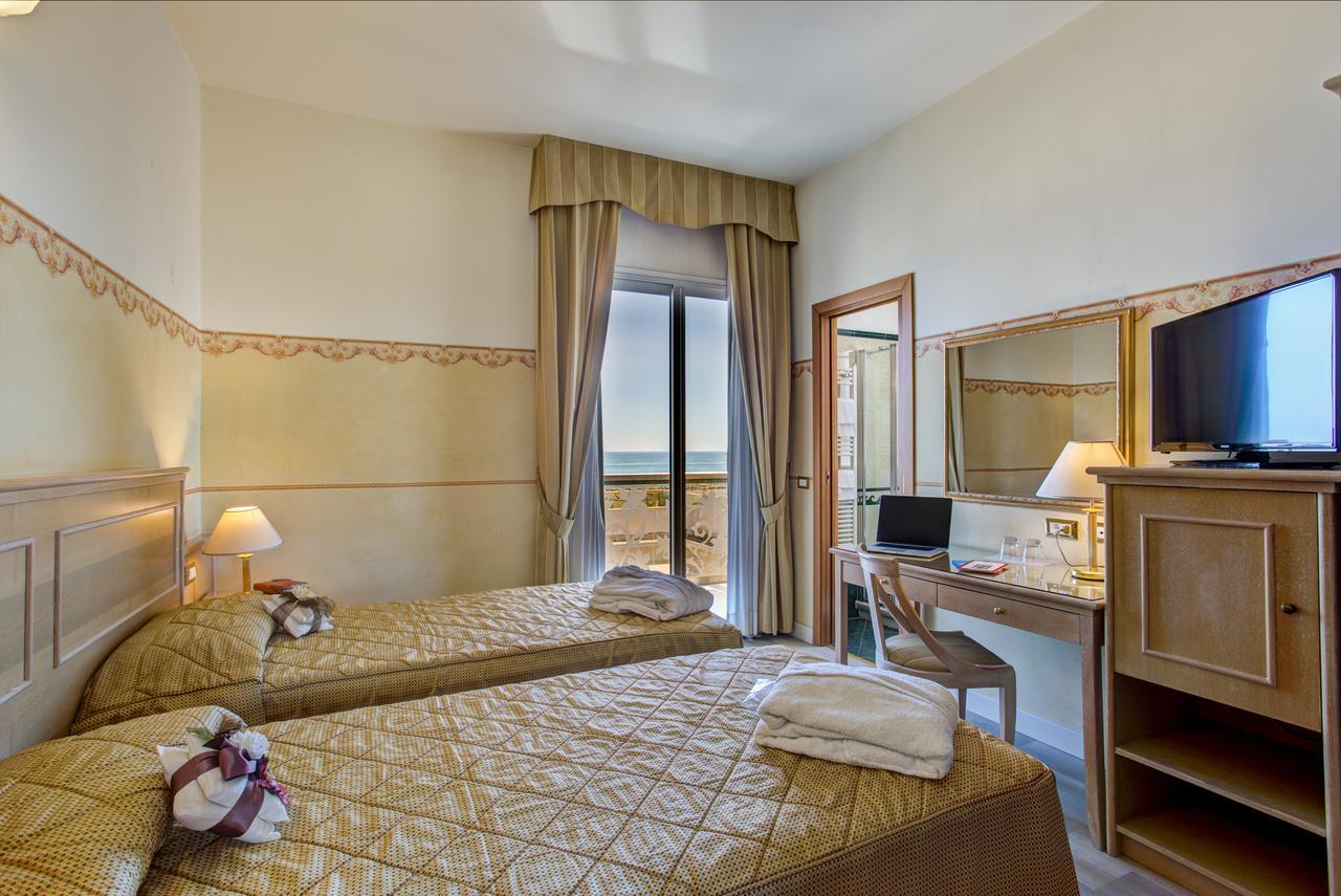 Hotel Byron Римини Экстерьер фото