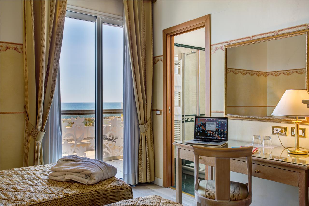 Hotel Byron Римини Экстерьер фото