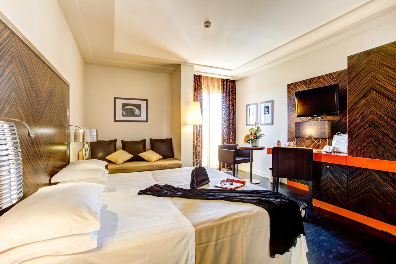 Hotel Byron Римини Экстерьер фото
