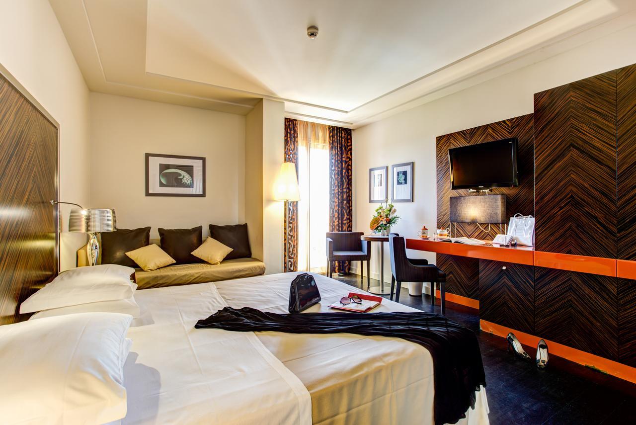 Hotel Byron Римини Экстерьер фото