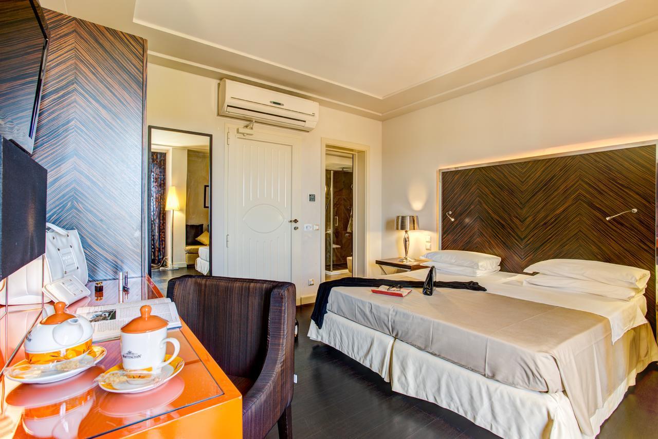 Hotel Byron Римини Экстерьер фото
