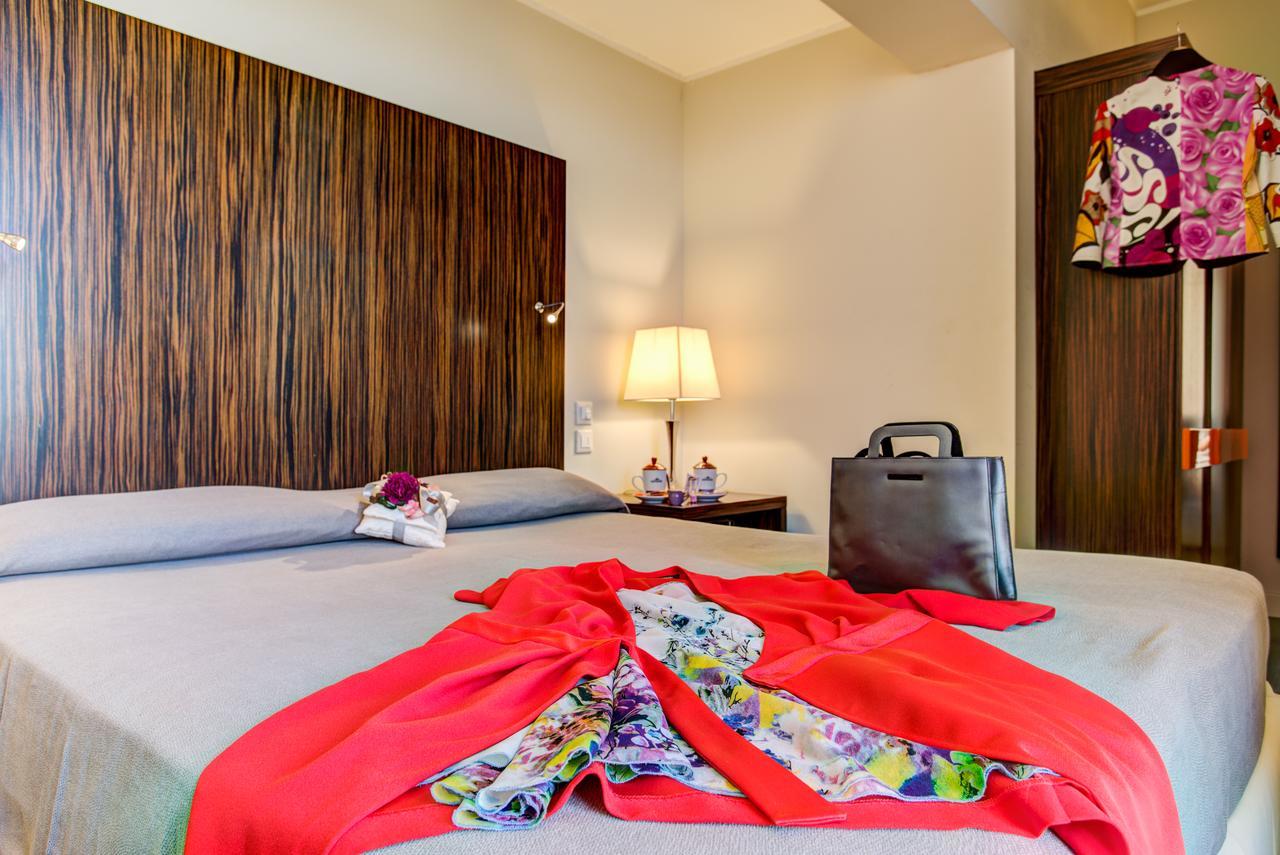 Hotel Byron Римини Экстерьер фото