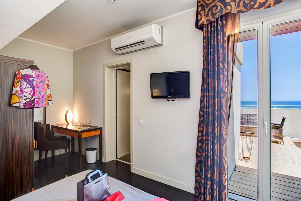 Hotel Byron Римини Экстерьер фото