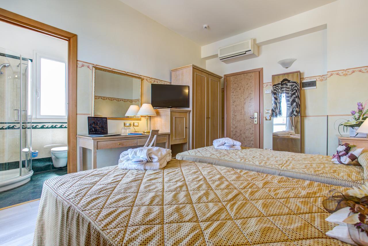 Hotel Byron Римини Экстерьер фото