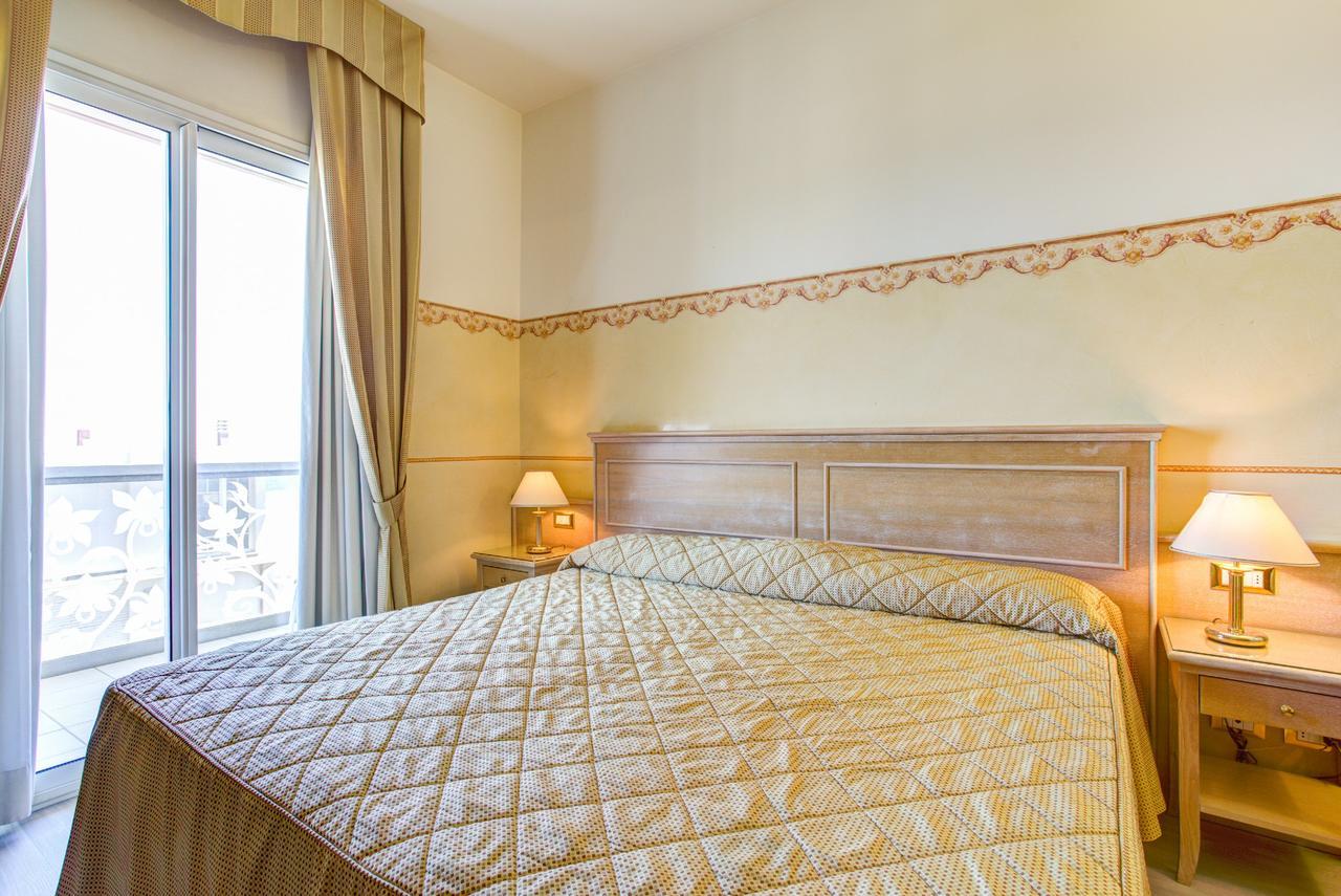Hotel Byron Римини Экстерьер фото