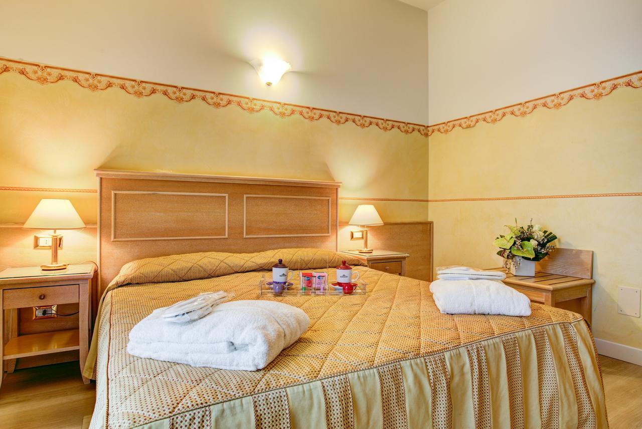 Hotel Byron Римини Экстерьер фото