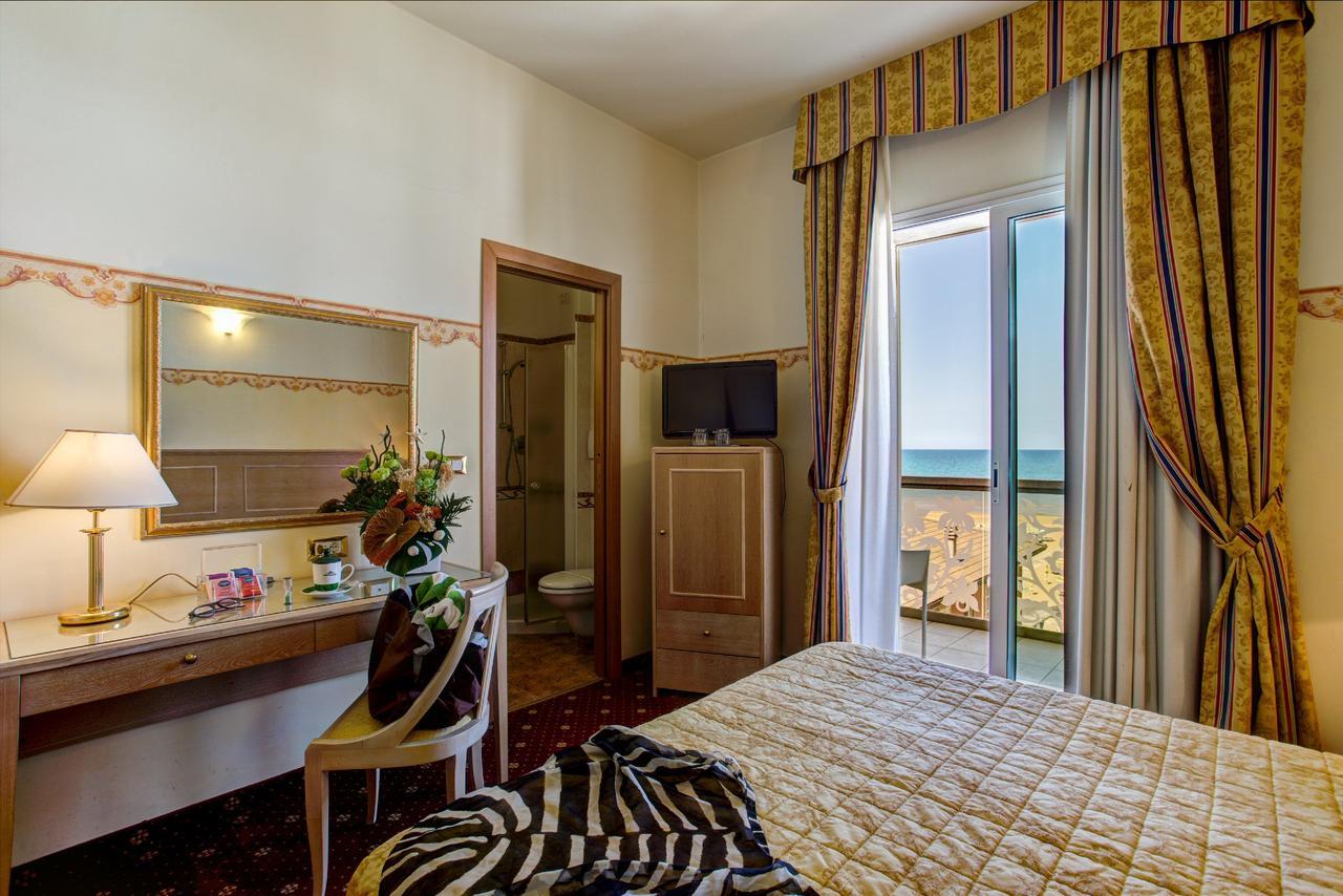 Hotel Byron Римини Экстерьер фото
