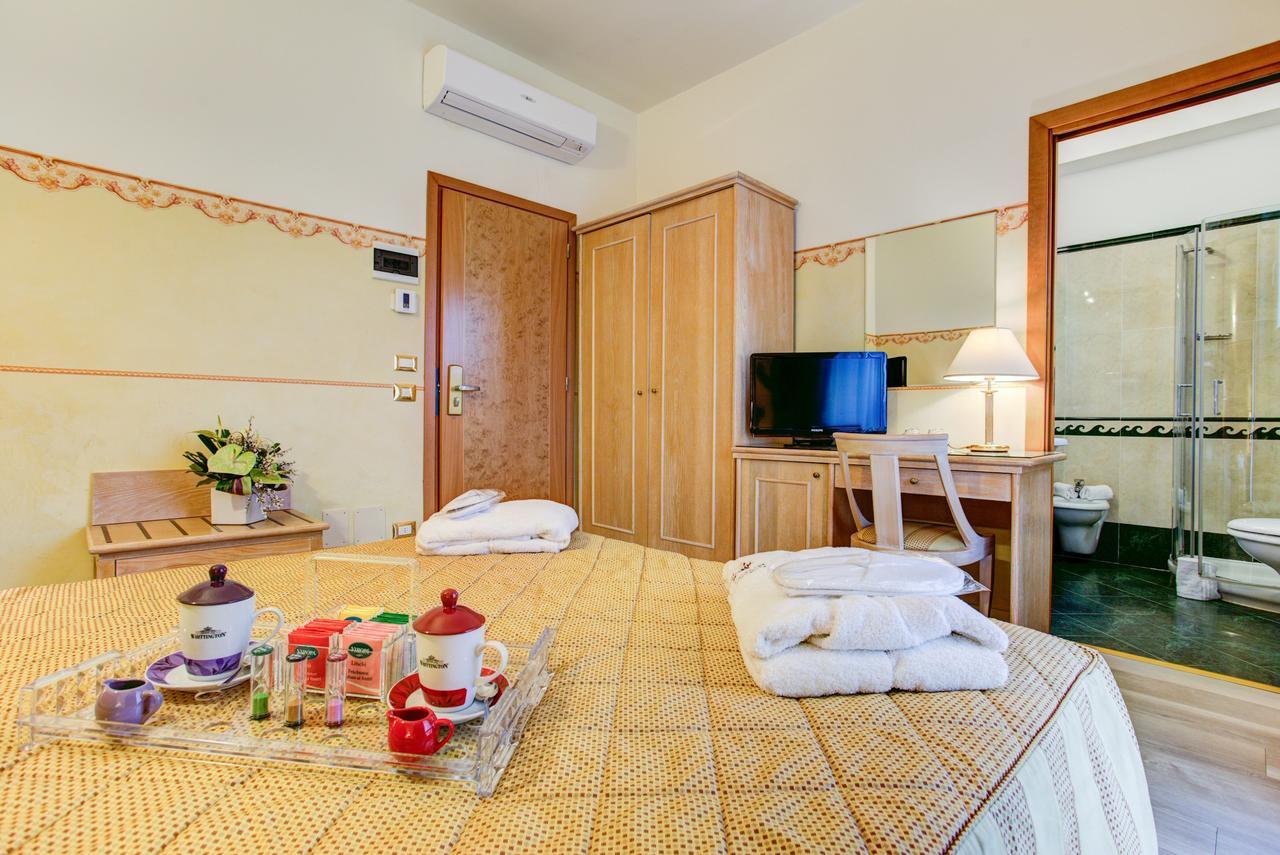 Hotel Byron Римини Экстерьер фото